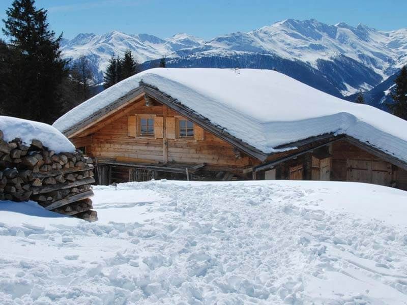 Schneebedecktes Haus in den Bergen