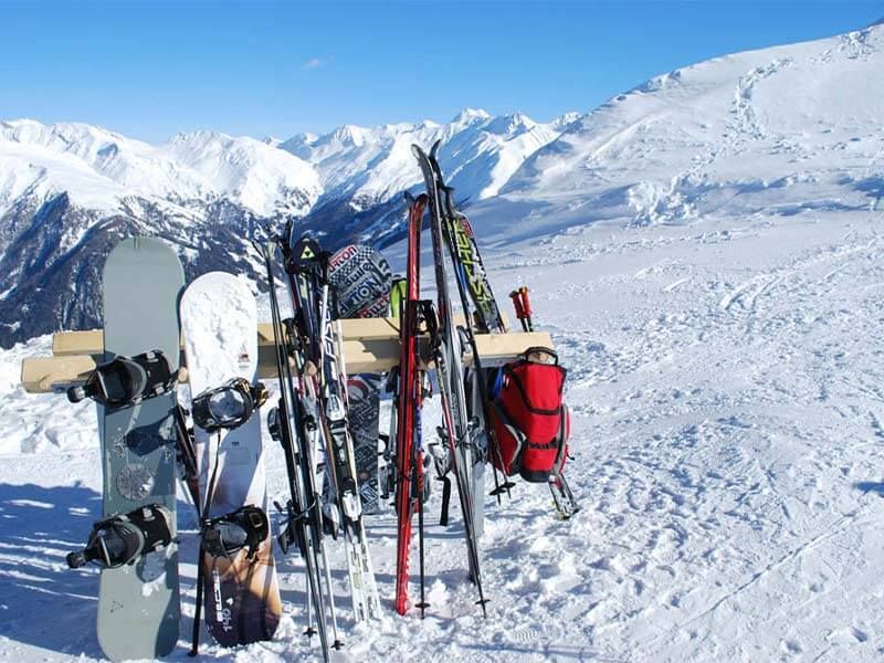 Ski-Utensilien auf einem schneebedeckten Berg